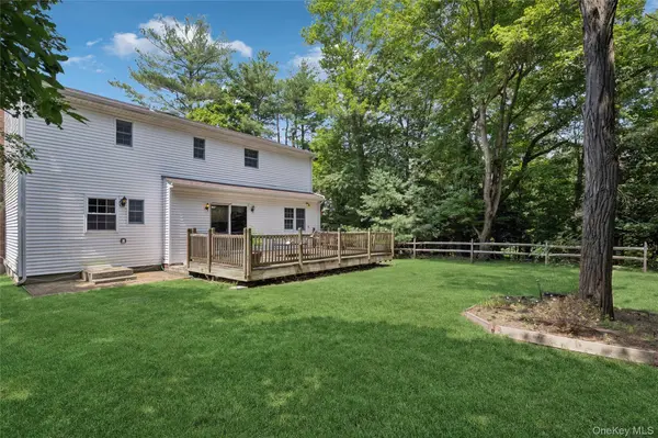 49 Old Town LN, Huntington, NY 11743