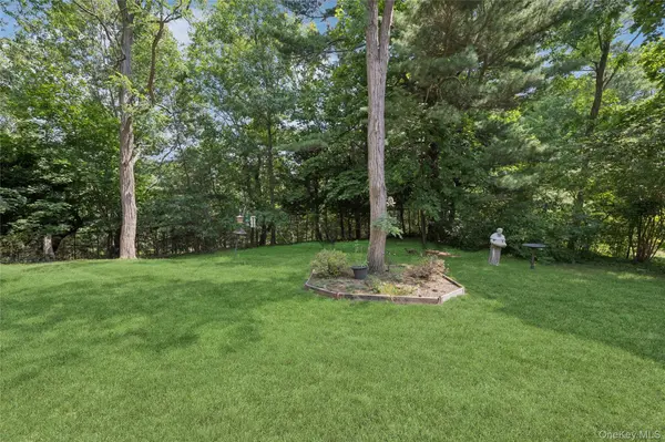 49 Old Town LN, Huntington, NY 11743