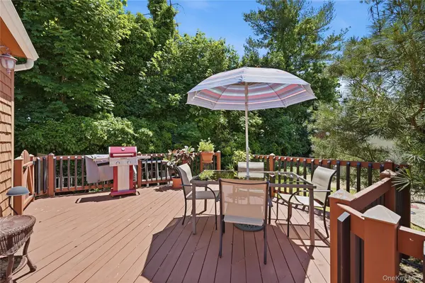 100 Elm ST, Islip, NY 11751