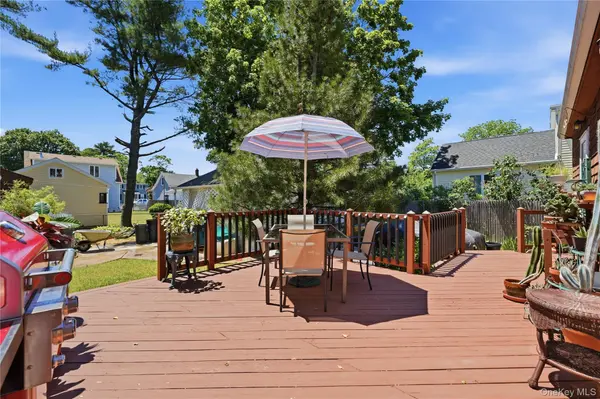 100 Elm ST, Islip, NY 11751