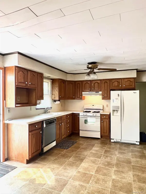 36 Orange ST, Central Islip, NY 11722