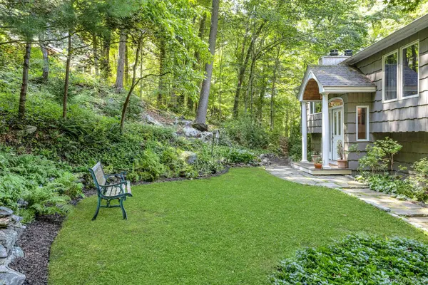 99 Lakeside DR, Katonah, NY 10536