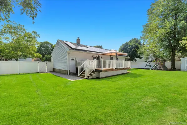 5 Shaftsbury LN, Melville, NY 11747