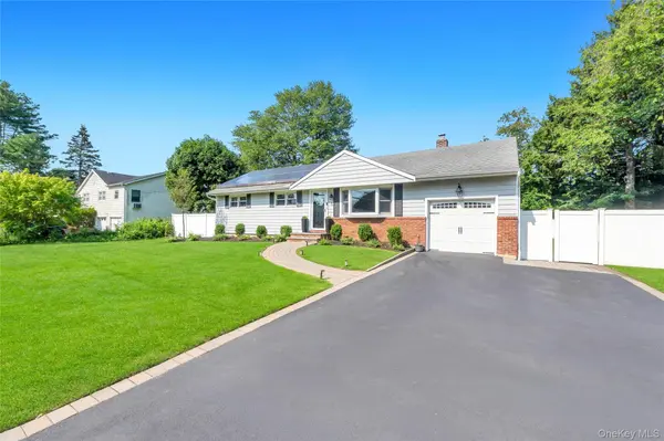 5 Shaftsbury LN, Melville, NY 11747