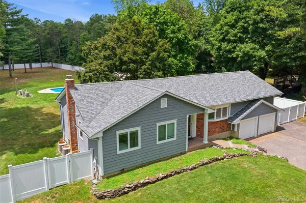 18 Millet ST, Dix Hills, NY 11746
