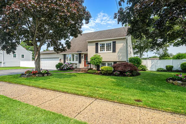 835 Pease LN, West Islip, NY 11795