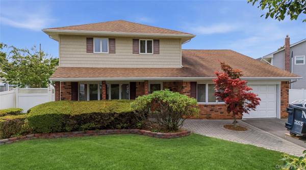 6 Navy DR, Smithtown, NY 11787