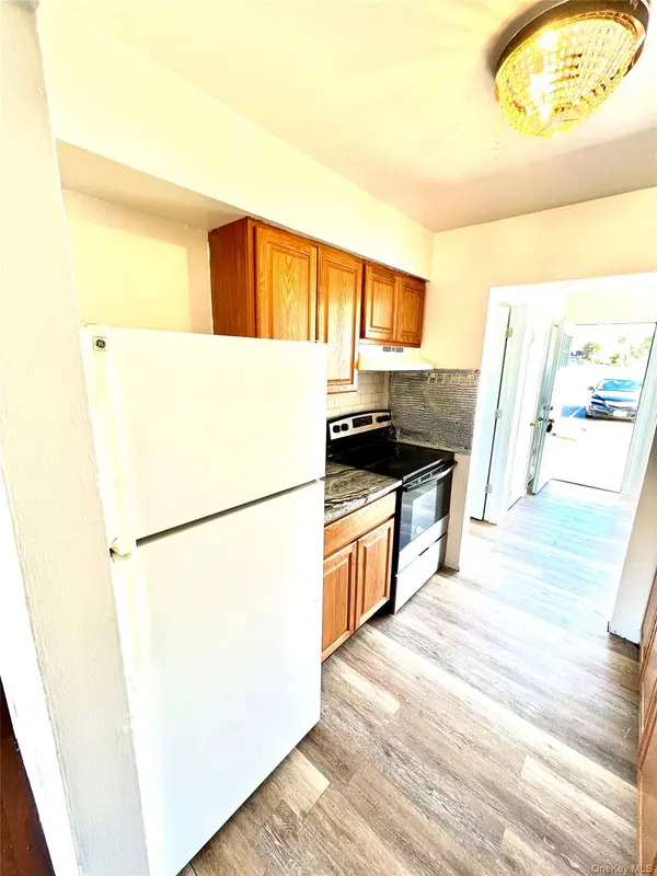 27 Lexington LN, New Windsor, NY 12553