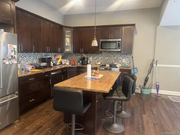 75 Gates AVE, Central Islip, NY 11722