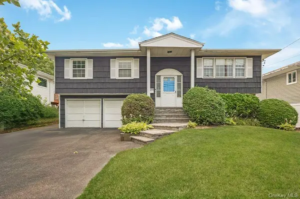 2940 Bond DR, Merrick, NY 11566