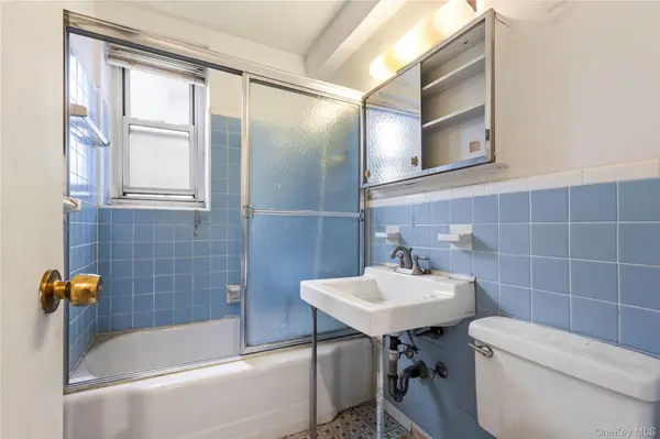 209-25 18th AVE #2G, Bayside, NY 11360