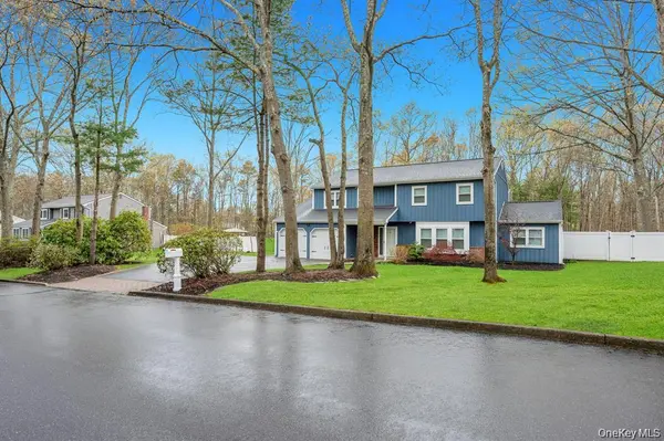 10 Ramblewood RD, Ridge, NY 11961