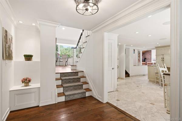 27 School LN, Lloyd Harbor, NY 11743
