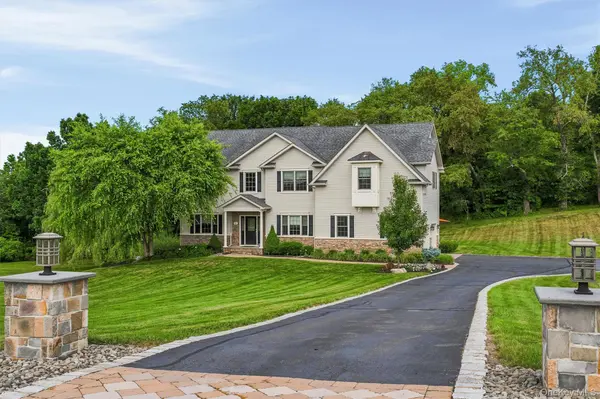 16 Canterbury LN, Warwick, NY 10990