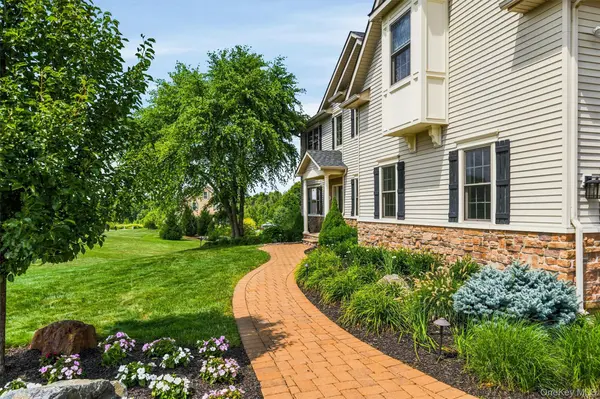 16 Canterbury LN, Warwick, NY 10990