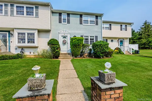 11 Monitor CT, Coram, NY 11727