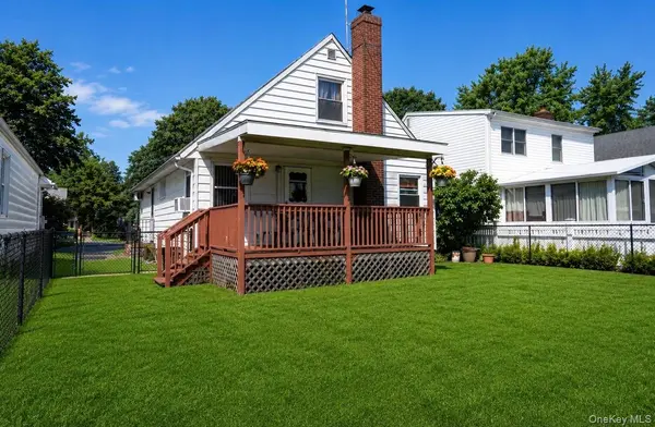 932 Cherry LN, Floral Park, NY 11001