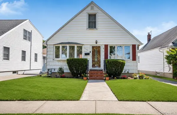 932 Cherry LN, Floral Park, NY 11001