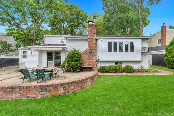 22 Cornelia LN, Lake Grove, NY 11755