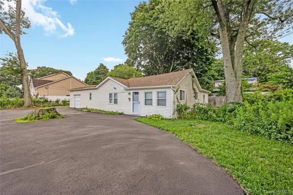 20 Buchanan AVE, Wheatley Heights, NY 11798