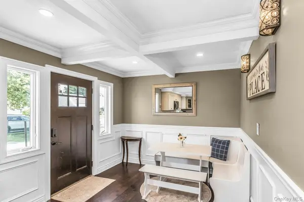 31 Martin LN, Westbury, NY 11590
