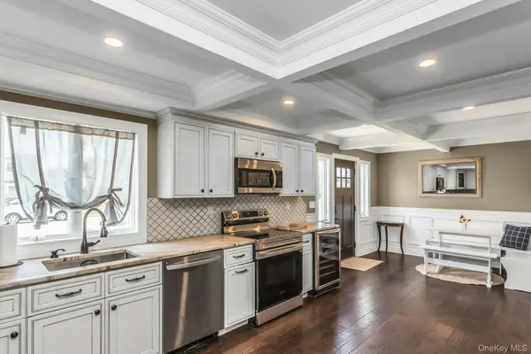 31 Martin LN, Westbury, NY 11590
