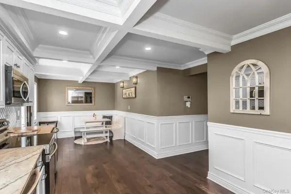 31 Martin LN, Westbury, NY 11590