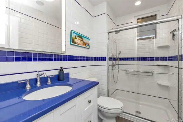 71-27 68th ST, Glendale, NY 11385
