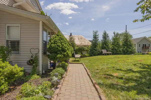 2 School House LN, Central Valley, NY 10917