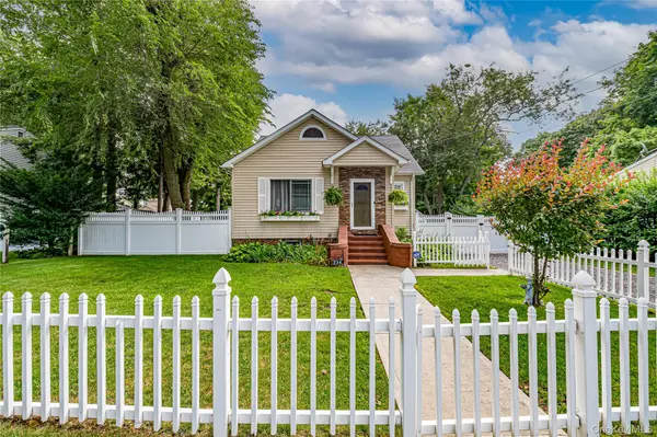 234 Grand AVE, Lindenhurst, NY 11757
