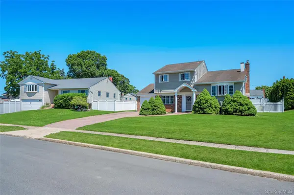 12 Sagebrush LN, Kings Park, NY 11754