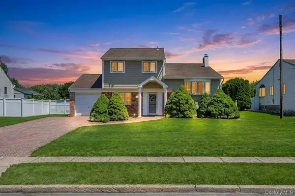 12 Sagebrush LN, Kings Park, NY 11754