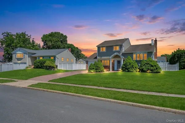 12 Sagebrush LN, Kings Park, NY 11754