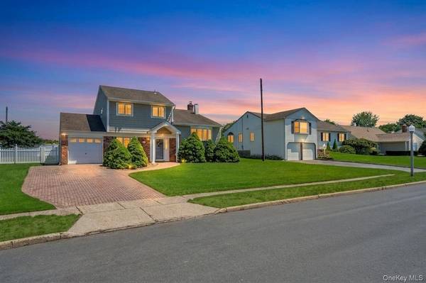 12 Sagebrush LN, Kings Park, NY 11754