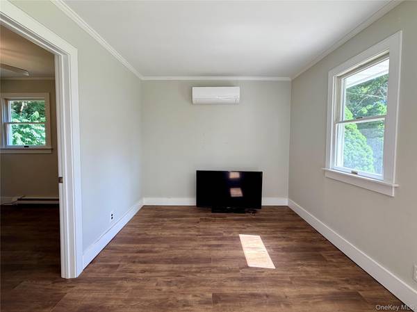 40 Hampton ST, Westhampton Beach, NY 11978