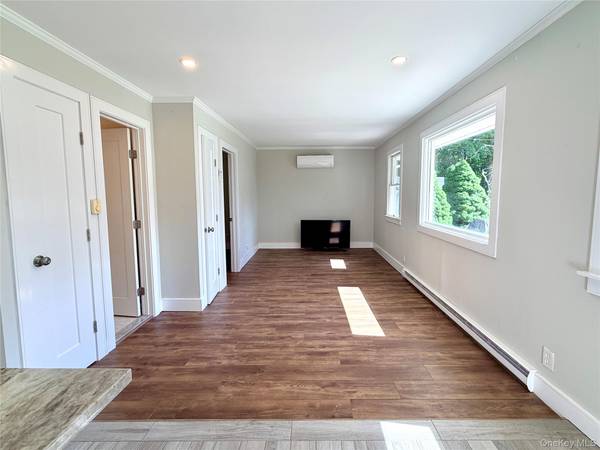 40 Hampton ST, Westhampton Beach, NY 11978