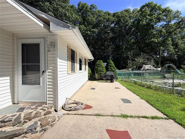40 Hampton ST, Westhampton Beach, NY 11978