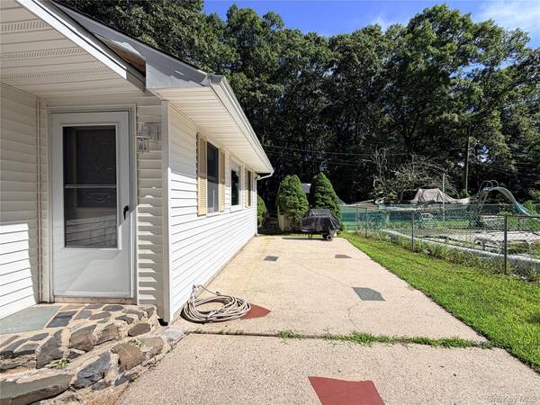 40 Hampton ST, Westhampton Beach, NY 11978