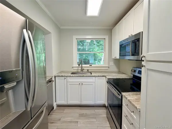 40 Hampton ST, Westhampton Beach, NY 11978