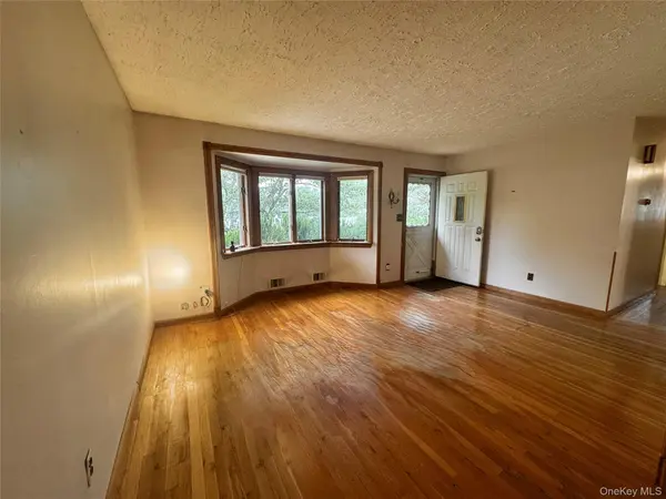 28 Euclid AVE, Dix Hills, NY 11746