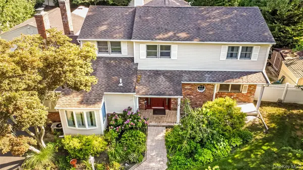 6 Marlon LN, Hauppauge, NY 11788