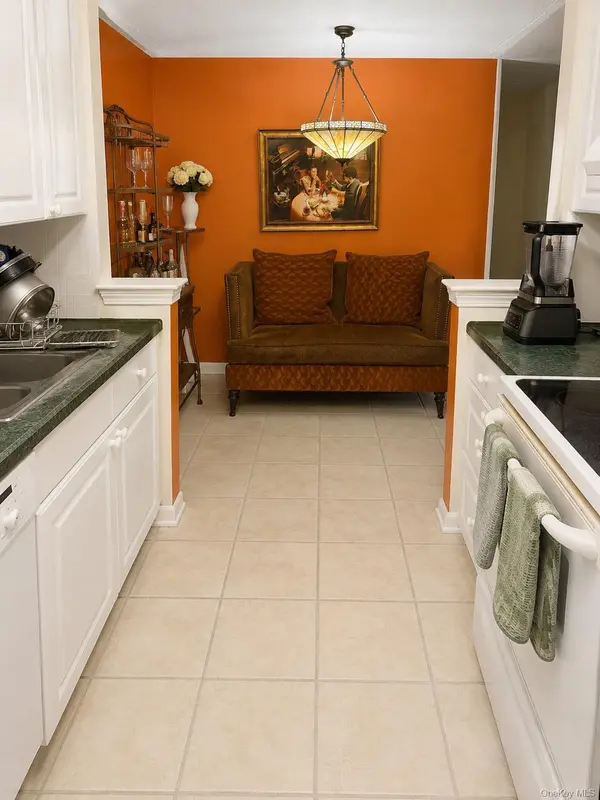 200 High Point DR #PH 8, Hartsdale, NY 10530