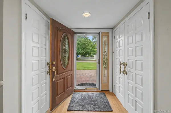 6 Field Daisy LN, East Northport, NY 11731