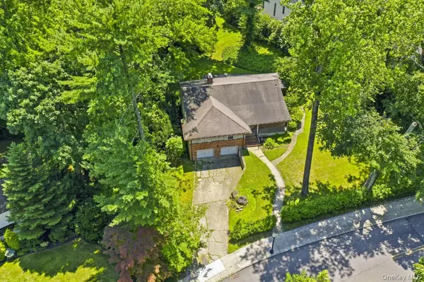 80 Nassau DR, Great Neck, NY 11021