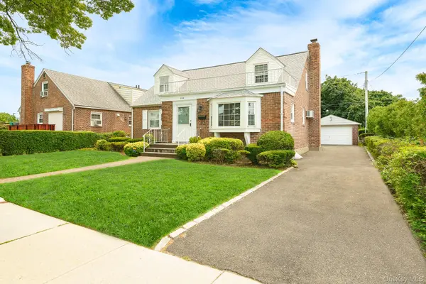 204 Center ST, Williston Park, NY 11596