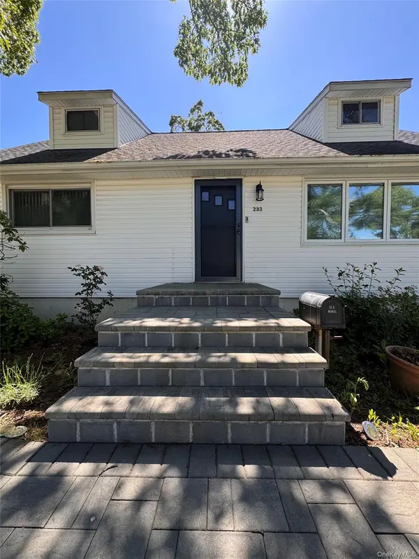 233 S 15th ST, Lindenhurst, NY 11757