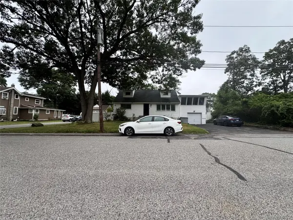 233 S 15th ST, Lindenhurst, NY 11757