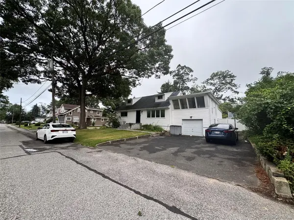 233 S 15th ST, Lindenhurst, NY 11757