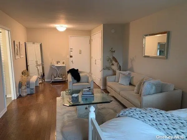 1 Bay Club DR #4P, Bayside, NY 11360