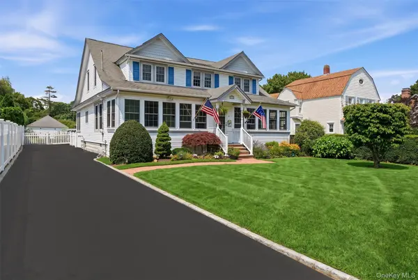 11 Hampton ST, Sayville, NY 11782